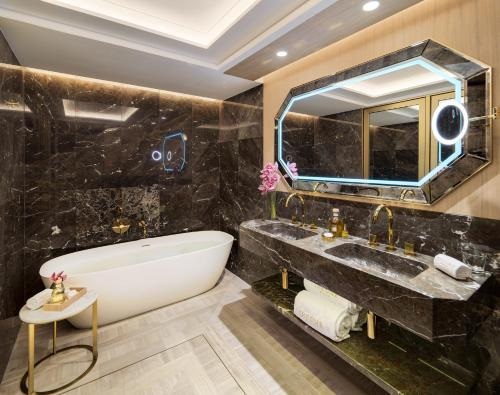 The One Barcelona GL Bathroom
