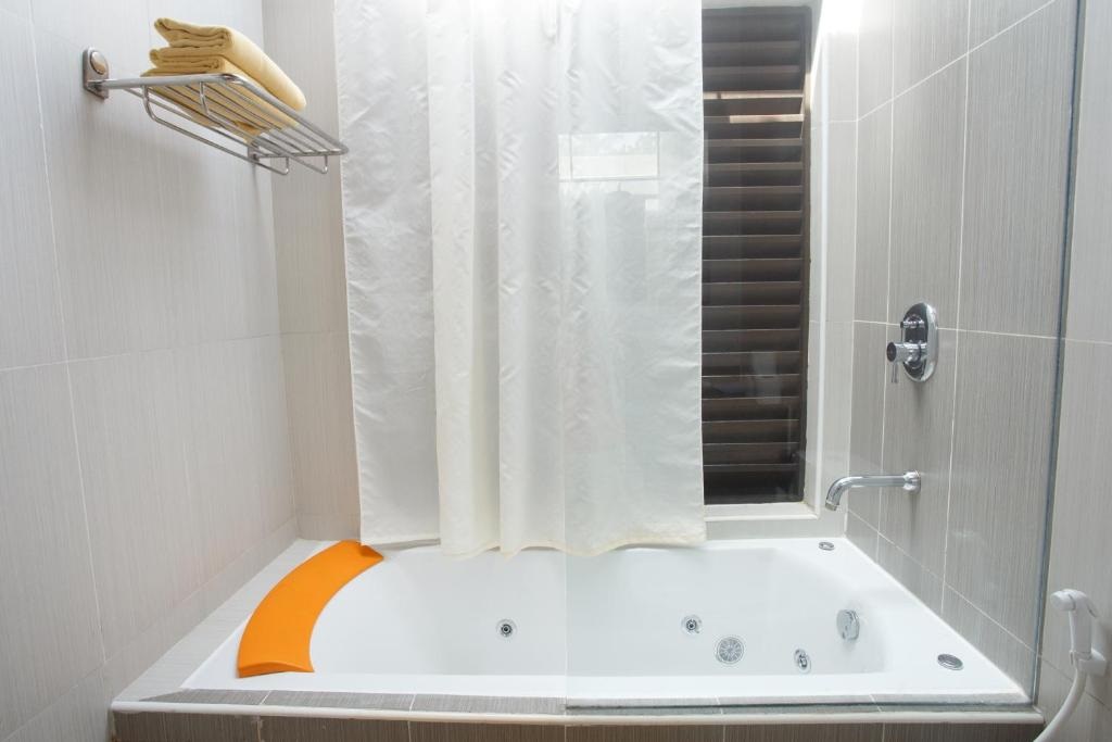 Embudu Village Resort Water Villa Jacuzzi Bath Tub